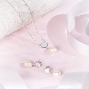 "Elegant silver seashell and pearl necklace and earring set"