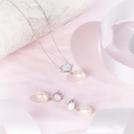 "Elegant silver seashell and pearl necklace and earring set"
